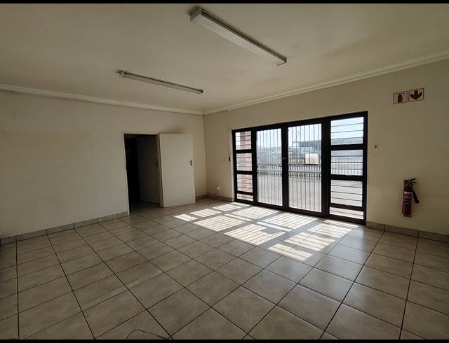 427M² WAREHOUSE TO LET IN AIRPORT PARK